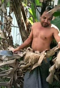 কবিতার শিরোনাম শান্তি দিলনা ঘড়ে। কলমে কবি মুকলেছ উদ্দিন তারিখ ০৯/১২/২০২২ই ওগো প্রভু কি পাপ করেছিলাম তোমার দরবারে আমি তো আসতে চাইনি তুমি পাঠাইলে মরে। তোমার তো অবশ্যই জানা ছিল ভবিষ্যতের কথা জেনে শুনে কেন দিলে আমায় এত ব্যাথা। আসিলাম যবে সবার ছিল আনন্দ খুশি যখনই কেঁদেছিলাম কোলে নিত অনেকে আসি। শিশুকাল কেটে যখন যৌবন আসিল আমার অভাবের সংসার যেদিকে তাকাই দেখি অন্ধকার। দেশের বাড়িতে করিতে কাজ খুঁজেছি কতবার এবার এলাম বিদেশ বাড়িতে করিতে রোজগার। খুশিতে নাচে বাড়িতে যত ভাই বোন আমার পুত্র শোকে কেঁদে মরে মা বাবা আমার। স্ত্রী আমার ভিডিও কল দেয় বারবার বাবার অসুখ মায়ের কিস্তি টাকার দরকার। তাঁর ভাই বোনের লেখাপড়া্ টাকার প্রয়োজন আমার শারীরিক খবর সে নিলনা কখন। ভিসাতে লিখা ছিল কাজ আমার ইলেকট্রিশিয়ান এখন জঙ্গল সাপ করি আমি কলাবাগান। সাপ বিচ্ছুর ভয়ে আতঙ্ক থাকি সর্বদায় কখন জানি আজরাইলে প্রাণটা নিয়ে পালায়। দুঃখ শুধু আমার মা-বাবার অন্তরে ফোন দিয়েই কথা বলে ক্রন্দনের সুরে। প্রথমেই বলে খেয়েছ? কি দিয়ে খেলে বলিতে বলিতে শুনি চোখের জল ফেলে এমনি প্রবাসীরা কত যে কষ্ট করে বাড়িত এলে বউয়ে শান্তি দিলনা ঘরে।