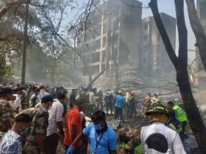 সিলেট নিউজ ডেস্ক:
আহ জীবন, আহা জীবন ....
242 জন যাত্রী সেই বিমানে ছিলেন। 169 ভারতীয়, মার্কিন যুক্তরাষ্ট্রের 53 জন নাগরিক,
পর্তুগাল থেকে 6, আরও 1 কানাডা।
তাদের কাছে ছিল, শুধু একটি ফ্লাইট নয়।
কেউ তার বাবা-মায়ের কাছে ফিরছিল, কেউ একা কাজ করতে যাচ্ছিল। অফিস সভার পরে কেউ ফিরে আসতে পারে,
আবার কেউ জীবনের নতুন অধ্যায় শুরু করতে যাচ্ছিল।
তাদের কাঁধে একটি পরিবার ছিল, সন্তানের স্কুল ফি ছিল, তাদের বাবার ওষুধ, মায়ের পুরানো ফ্রিজ পরিবর্তন করার প্রতিশ্রুতি। কারো চোখ ছিল নতুন স্বপ্ন।
সেই বিমানে পাইলট ছিলেন, গুজরাটের সাবেক মুখ্যমন্ত্রী একজন প্রতিশ্রুতিশীল ছাত্র, অনেক সংস্থার সম্মানিত কর্মী।
যারা লন্ডন থেকে এসেছেন, তাদের ফিরে যেতে হয়েছিল, তারা জেনে অবাক হয়েছিলেন যে তাদের বেশিরভাগই একটি বড় কোম্পানির স্তম্ভ। তাদের বিশাল সম্ভাবনা ছিল।
কিন্তু পরিসংখ্যান কখনো হৃদয়ের ভাষা বোঝে না। তিনি শুধু শিরোনাম লিখেছেন:
"বিমান দুর্ঘটনায় 241 জন নিহত হয়েছে
তবে বিশ্বাস করুন, তারা সংখ্যা নয়। তারা ছিল কারো জগতে প্রধান খনন।
যখন খুঁটি ভেঙে যায়, যেমন ছাদ পড়ে,
তাদের ছেড়ে যাওয়া মানে কারো সারা জীবন নষ্ট করা।
আপনি 241 জনকে বলছেন, কিন্তু আপনি যখন বাড়িতে 10 জনকে হত্যা করবেন, তখন আপনি কান্না থামাতে পারবেন না। থামার জন্য নয় কারণ তারা স্বপ্ন নিয়ে চলে গেছে।
কাল কি হবে কেউ জানত না। এখনও পরিকল্পনা করা হয়েছে, পরের সপ্তাহে, পরের মাসে,
এক বছর পরেও স্বপ্নের আয়োজন করা হয়।
সব ভেঙ্গে যাওয়া মাত্র এক মুহূর্ত।
বিমানটি একটি মেডিকেলের ছাদে পড়ে,
সেখানে ৫ জন ছাত্রও মারা গেছে। তারা কি কখনও কল্পনা করেছিল যে মৃত্যু এমনভাবে দরজায় শক্ত হয়ে উঠবে?
আপনি কতদিন বাঁচবেন তা একটি বিশাল প্রশ্ন চিহ্ন। আগামীকাল আপনার জীবনে কী ঘটবে তার কোনও গ্যারান্টি নেই।
আপনার জীবন একটি ফোকাস তৈরির মুদ্রার মতো হতে পারে, মাথা থেকে মাথা নয়, এটি বলা কঠিন।
কিন্তু এই 242 জন যাত্রী, এই 5 জন মেডিকেল ছাত্র, তারা হঠাৎ একটি আশ্চর্যজনক চিহ্নে পা রেখেছিল।
এক মুহুর্তে 100 থেকে শূন্য। মৃত্যু এমন হতে পারে।
জীবন সত্যিই অনিশ্চিত, অপ্রত্যাশিত বিস্ময়ের লক্ষণ।