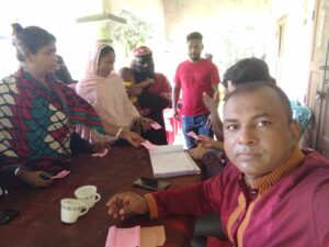 চুনারুঘাট প্রতিনিধি:-

হবিগঞ্জ জেলা চুনারুঘাট উপজেলা শেকড় সামাজিক সংগঠন এর আয়োজনে চুনারুঘাটের বিশিষ্ট ব্যক্তিত্ব অধ্যাপক ডাঃ কামরুল হাসান তরফদার এর অর্থায়নে তিনশত রোগীকে চিকিৎসা প্রদান ও সাত লক্ষ টাকার ঔষধ বিনামূল্যে বিতরণ করা হয়। ঈদের ৩য় দিনে ০৯ জুন রোজ রবিবার বালিয়াড়ি তরফদার বাড়ীতে সকাল ০৯ ঘটিকা হতে বিকাল ৩ ঘটিকা পর্যন্ত চিকিৎসা সেবা ও ঔষধ বিতরণ করা হয়।

এ সময় নাক কান গলাসহ বিভিন্ন রোগীদের বিশেষ উপস্থিত দেখা যায় ভুক্তভোগী রোগীগণ বিনামূল্যে চিকিৎসা সেবা ও ঔষধ পেয়ে আনন্দিত হয়ে বলেন ডাঃ কামরুল হাসান তরফদার এবং শেকড় সামাজিক সংগঠন এই উদ্যোগে যেন অব্যাহত থাকে। ডাঃ সাহেব বলেন উনি সবসময় এলাকার সাধারণ মানুষের সেবা দিবেন যখনই এলাকাতে আসবেন তখন একদিন ফ্রী সময় দিবেন এলাকার রোগীদের জন্য।

উক্ত মেডিকেল ক্যাম্পের সভাপতিত্ব করেন শেকড় সামাজিক সংগঠন এর সভাপতি এন স্বপন তরফদার অতিথি হিসেবে উপস্থিত ছিলেন এজাজ ঠাকুর চৌধুরী, চেয়ারম্যান ৭নং উবাহাটা , এ কে এম মনিরুজ্জামান তরফদার রিপন ম্যানেজার আশা এনজিও, কেন্দ্রীয় কমিটি সদস্য আবুল কাশেম, আজাদ তালুকদার, জুনায়েদ আহমেদ রোমান আহাম্মেদ, বাবুল আহমেদ, হেলাল উদ্দিন, মাহি উদ্দিন, তরপদার জামাল পৌরসভা সাধারণ সম্পাদক, জসিম উদ্দিন সাংগঠনিক, সহঃ আবুল কালাম আজাদ সহ ম্যানেজার পূবালী ব্যাংক চুনারুঘাট, ফজলুল হক তরফদার আবিদ অধ্যক্ষ, রানীগাঁ স্কুল এন্ড কলেজ, সহ ঈদ ছুটি কালীন উপলক্ষে এত এলাকার বিভিন্ন শ্রেণীপেশার মানুষ উপস্থিত ছিলেন,এতে সার্বিক সহযোগিতা করছেন শেকড় সামাজিক সংগঠনের কেন্দ্রীয় কমিটি, পৌর কমিটি ও ইউনিয়ন কমিটির নেত্রী বৃন্দ।
এতে বক্তব্য রাখেন শেকড় সামাজিক সংগঠনের সদস্যবৃন্দ সহ উপজেলাবাসীর দাবি প্রতিবছরে যেন এই ধরনের চিকিৎসা সেবা সাহায্য চলমান থাকে সবার কাছে তা কামনা করছেন রোগে আক্রান্ত সাধারণ মানুষ।