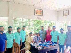 চুনারুঘাট প্রতিনিধি:-

হবিগঞ্জ জেলা চুনারুঘাট উপজেলা শেকড় সামাজিক সংগঠন এর আয়োজনে চুনারুঘাটের বিশিষ্ট ব্যক্তিত্ব অধ্যাপক ডাঃ কামরুল হাসান তরফদার এর অর্থায়নে তিনশত রোগীকে চিকিৎসা প্রদান ও সাত লক্ষ টাকার ঔষধ বিনামূল্যে বিতরণ করা হয়। ঈদের ৩য় দিনে ০৯ জুন রোজ রবিবার বালিয়াড়ি তরফদার বাড়ীতে সকাল ০৯ ঘটিকা হতে বিকাল ৩ ঘটিকা পর্যন্ত চিকিৎসা সেবা ও ঔষধ বিতরণ করা হয়।

এ সময় নাক কান গলাসহ বিভিন্ন রোগীদের বিশেষ উপস্থিত দেখা যায় ভুক্তভোগী রোগীগণ বিনামূল্যে চিকিৎসা সেবা ও ঔষধ পেয়ে আনন্দিত হয়ে বলেন ডাঃ কামরুল হাসান তরফদার এবং শেকড় সামাজিক সংগঠন এই উদ্যোগে যেন অব্যাহত থাকে। ডাঃ সাহেব বলেন উনি সবসময় এলাকার সাধারণ মানুষের সেবা দিবেন যখনই এলাকাতে আসবেন তখন একদিন ফ্রী সময় দিবেন এলাকার রোগীদের জন্য।

উক্ত মেডিকেল ক্যাম্পের সভাপতিত্ব করেন শেকড় সামাজিক সংগঠন এর সভাপতি এন স্বপন তরফদার অতিথি হিসেবে উপস্থিত ছিলেন এজাজ ঠাকুর চৌধুরী, চেয়ারম্যান ৭নং উবাহাটা , এ কে এম মনিরুজ্জামান তরফদার রিপন ম্যানেজার আশা এনজিও, কেন্দ্রীয় কমিটি সদস্য আবুল কাশেম, আজাদ তালুকদার, জুনায়েদ আহমেদ রোমান আহাম্মেদ, বাবুল আহমেদ, হেলাল উদ্দিন, মাহি উদ্দিন, তরপদার জামাল পৌরসভা সাধারণ সম্পাদক, জসিম উদ্দিন সাংগঠনিক, সহঃ আবুল কালাম আজাদ সহ ম্যানেজার পূবালী ব্যাংক চুনারুঘাট, ফজলুল হক তরফদার আবিদ অধ্যক্ষ, রানীগাঁ স্কুল এন্ড কলেজ, সহ ঈদ ছুটি কালীন উপলক্ষে এত এলাকার বিভিন্ন শ্রেণীপেশার মানুষ উপস্থিত ছিলেন,এতে সার্বিক সহযোগিতা করছেন শেকড় সামাজিক সংগঠনের কেন্দ্রীয় কমিটি, পৌর কমিটি ও ইউনিয়ন কমিটির নেত্রী বৃন্দ।
এতে বক্তব্য রাখেন শেকড় সামাজিক সংগঠনের সদস্যবৃন্দ সহ উপজেলাবাসীর দাবি প্রতিবছরে যেন এই ধরনের চিকিৎসা সেবা সাহায্য চলমান থাকে সবার কাছে তা কামনা করছেন রোগে আক্রান্ত সাধারণ মানুষ।