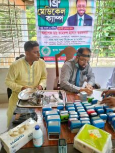 চুনারুঘাট প্রতিনিধি:-

হবিগঞ্জ জেলা চুনারুঘাট উপজেলা শেকড় সামাজিক সংগঠন এর আয়োজনে চুনারুঘাটের বিশিষ্ট ব্যক্তিত্ব অধ্যাপক ডাঃ কামরুল হাসান তরফদার এর অর্থায়নে তিনশত রোগীকে চিকিৎসা প্রদান ও সাত লক্ষ টাকার ঔষধ বিনামূল্যে বিতরণ করা হয়। ঈদের ৩য় দিনে ০৯ জুন রোজ রবিবার বালিয়াড়ি তরফদার বাড়ীতে সকাল ০৯ ঘটিকা হতে বিকাল ৩ ঘটিকা পর্যন্ত চিকিৎসা সেবা ও ঔষধ বিতরণ করা হয়।

এ সময় নাক কান গলাসহ বিভিন্ন রোগীদের বিশেষ উপস্থিত দেখা যায় ভুক্তভোগী রোগীগণ বিনামূল্যে চিকিৎসা সেবা ও ঔষধ পেয়ে আনন্দিত হয়ে বলেন ডাঃ কামরুল হাসান তরফদার এবং শেকড় সামাজিক সংগঠন এই উদ্যোগে যেন অব্যাহত থাকে। ডাঃ সাহেব বলেন উনি সবসময় এলাকার সাধারণ মানুষের সেবা দিবেন যখনই এলাকাতে আসবেন তখন একদিন ফ্রী সময় দিবেন এলাকার রোগীদের জন্য।

উক্ত মেডিকেল ক্যাম্পের সভাপতিত্ব করেন শেকড় সামাজিক সংগঠন এর সভাপতি এন স্বপন তরফদার অতিথি হিসেবে উপস্থিত ছিলেন এজাজ ঠাকুর চৌধুরী, চেয়ারম্যান ৭নং উবাহাটা , এ কে এম মনিরুজ্জামান তরফদার রিপন ম্যানেজার আশা এনজিও, কেন্দ্রীয় কমিটি সদস্য আবুল কাশেম, আজাদ তালুকদার, জুনায়েদ আহমেদ রোমান আহাম্মেদ, বাবুল আহমেদ, হেলাল উদ্দিন, মাহি উদ্দিন, তরপদার জামাল পৌরসভা সাধারণ সম্পাদক, জসিম উদ্দিন সাংগঠনিক, সহঃ আবুল কালাম আজাদ সহ ম্যানেজার পূবালী ব্যাংক চুনারুঘাট, ফজলুল হক তরফদার আবিদ অধ্যক্ষ, রানীগাঁ স্কুল এন্ড কলেজ, সহ ঈদ ছুটি কালীন উপলক্ষে এত এলাকার বিভিন্ন শ্রেণীপেশার মানুষ উপস্থিত ছিলেন,এতে সার্বিক সহযোগিতা করছেন শেকড় সামাজিক সংগঠনের কেন্দ্রীয় কমিটি, পৌর কমিটি ও ইউনিয়ন কমিটির নেত্রী বৃন্দ।
এতে বক্তব্য রাখেন শেকড় সামাজিক সংগঠনের সদস্যবৃন্দ সহ উপজেলাবাসীর দাবি প্রতিবছরে যেন এই ধরনের চিকিৎসা সেবা সাহায্য চলমান থাকে সবার কাছে তা কামনা করছেন রোগে আক্রান্ত সাধারণ মানুষ।