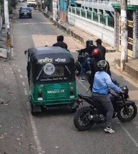 সিলেট নগরীর অভিজাত আবাসিক এলাকা হাউজিং এস্টেটে দিনে দুপুরে প্রকাশ্যে সিএনজিচালিত অটোরিকশা আটকে এক নারীর ব্যাগ ছিনতাইয়ের ঘটনার ৪৮ ঘন্টা পরও অভিযুক্ত কাউকে আটক করতে পারেনি পুলিশ। ছিনতাইয়ের ঘটনার একটি ভিডিও ইতোমধ্যে সামাজিক যোগাযোগমাধ্যমে ছড়িয়ে পড়ায় সিলেটজুড়ে আলোচনা চলছে। অবশ্য পুলিশ বলছে, অপরাধীদের ধরতে পুলিশের একটি টিম গঠন করা হয়েছে। টিমের নেতৃত্বে রয়েছেন সিলেট মেট্রোপলিটন পুলিশের একজন অতিরিক্ত উপকমিশনার। এই টিম ঘটনার ফুটেজ ও ছবিগুলো নিয়ে কাজ করছে। এর আগে গত সোমবার (২৩ ফেব্রুয়ারি) দুপুরে এ ঘটনা ঘটে। ভাইরাল হওয়া প্রায় ৩৭ সেকেন্ডের ভিডিওতে দেখা যায়, হাউজিং এস্টেটের ভেতরের গলিতে তিনটি মোটরসাইকেলে কয়েকজন যুবক একটি সিএনজিচালিত অটোরিকশার গতিরোধ করেন। এসময় তাদের একজন অটোরিকশার ভেতরে থাকা এক নারীর কাছ থেকে ব্যাগ টান দিয়ে নেওয়ার চেষ্টা করেন। এ সময় ওই নারী বাধা দেওয়ার চেষ্টা করলে ধস্তাধস্তির একপর্যায়ে ব্যাগটি ছিনিয়ে নেন। পাশে থাকা আরেক সহযোগীকে মোটরসাইকেল নিয়ে অপেক্ষা করতে দেখা যায়। পরে তারা দ্রুত এলাকা ত্যাগ করেন। ঘটনার সময় আশপাশে লোকজন চলাচল করলেও কেউ সরাসরি বাধা দিতে এগিয়ে আসতে দেখা যায়নি। পুরো ঘটনাটি সড়কের পাশের একটি ভবনের সিসিটিভি ফুটেজে ধরা পড়ে। জানা গেছে, এ ঘটনার ভুক্তভোগী নারী হাউজিং এস্টেট এলাকারই বাসিন্দা। এ ঘটনায় এখনও মামলা দায়ের হয়নি। তবে ভুক্তভোগীর চেকবইসহ গুরুত্বপূর্ণ জিনিসপত্র নিয়ে যাওয়ায় তিনি এয়ারপোর্ট থানায় একটি সাধারণ ডায়েরি করেছেন। বিমানবন্দর থানার ভারপ্রাপ্ত কর্মকর্তা (ওসি) শাহ মুবাশ্বির আলী বলেন, ‘ছিনতাইয়ের ঘটনায় এখন পর্যন্ত কাউকে আটক করা সম্ভব হয়নি। তবে ঘটনার সঙ্গে জড়িতদের আটক করতে একজন এডিসিকে প্রধান করে একটি টিম গঠন করা হয়েছে। এই টিম সিসিটিভি ফুটেজসহ বিভিন্ন আলামত বিশ্লেষণ করে কাজ করছে।’ তিনি আরও বলেন, ‘এ ঘটনায় এখনও মামলা দায়ের হয়নি। তবে ভুক্তভোগীর চেকবইসহ গুরুত্বপূর্ণ জিনিসপত্র এবং ১৫ হাজার টাকা নিয়ে যাওয়ায় একটি জিডি নেওয়া হয়েছে।’
