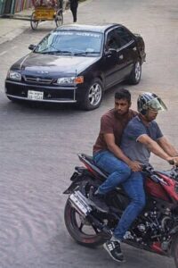 সিলেট নগরীর অভিজাত আবাসিক এলাকা হাউজিং এস্টেটে দিনে দুপুরে প্রকাশ্যে সিএনজিচালিত অটোরিকশা আটকে এক নারীর ব্যাগ ছিনতাইয়ের ঘটনার ৪৮ ঘন্টা পরও অভিযুক্ত কাউকে আটক করতে পারেনি পুলিশ। ছিনতাইয়ের ঘটনার একটি ভিডিও ইতোমধ্যে সামাজিক যোগাযোগমাধ্যমে ছড়িয়ে পড়ায় সিলেটজুড়ে আলোচনা চলছে। অবশ্য পুলিশ বলছে, অপরাধীদের ধরতে পুলিশের একটি টিম গঠন করা হয়েছে। টিমের নেতৃত্বে রয়েছেন সিলেট মেট্রোপলিটন পুলিশের একজন অতিরিক্ত উপকমিশনার। এই টিম ঘটনার ফুটেজ ও ছবিগুলো নিয়ে কাজ করছে। এর আগে গত সোমবার (২৩ ফেব্রুয়ারি) দুপুরে এ ঘটনা ঘটে। ভাইরাল হওয়া প্রায় ৩৭ সেকেন্ডের ভিডিওতে দেখা যায়, হাউজিং এস্টেটের ভেতরের গলিতে তিনটি মোটরসাইকেলে কয়েকজন যুবক একটি সিএনজিচালিত অটোরিকশার গতিরোধ করেন। এসময় তাদের একজন অটোরিকশার ভেতরে থাকা এক নারীর কাছ থেকে ব্যাগ টান দিয়ে নেওয়ার চেষ্টা করেন। এ সময় ওই নারী বাধা দেওয়ার চেষ্টা করলে ধস্তাধস্তির একপর্যায়ে ব্যাগটি ছিনিয়ে নেন। পাশে থাকা আরেক সহযোগীকে মোটরসাইকেল নিয়ে অপেক্ষা করতে দেখা যায়। পরে তারা দ্রুত এলাকা ত্যাগ করেন। ঘটনার সময় আশপাশে লোকজন চলাচল করলেও কেউ সরাসরি বাধা দিতে এগিয়ে আসতে দেখা যায়নি। পুরো ঘটনাটি সড়কের পাশের একটি ভবনের সিসিটিভি ফুটেজে ধরা পড়ে। জানা গেছে, এ ঘটনার ভুক্তভোগী নারী হাউজিং এস্টেট এলাকারই বাসিন্দা। এ ঘটনায় এখনও মামলা দায়ের হয়নি। তবে ভুক্তভোগীর চেকবইসহ গুরুত্বপূর্ণ জিনিসপত্র নিয়ে যাওয়ায় তিনি এয়ারপোর্ট থানায় একটি সাধারণ ডায়েরি করেছেন। বিমানবন্দর থানার ভারপ্রাপ্ত কর্মকর্তা (ওসি) শাহ মুবাশ্বির আলী বলেন, ‘ছিনতাইয়ের ঘটনায় এখন পর্যন্ত কাউকে আটক করা সম্ভব হয়নি। তবে ঘটনার সঙ্গে জড়িতদের আটক করতে একজন এডিসিকে প্রধান করে একটি টিম গঠন করা হয়েছে। এই টিম সিসিটিভি ফুটেজসহ বিভিন্ন আলামত বিশ্লেষণ করে কাজ করছে।’ তিনি আরও বলেন, ‘এ ঘটনায় এখনও মামলা দায়ের হয়নি। তবে ভুক্তভোগীর চেকবইসহ গুরুত্বপূর্ণ জিনিসপত্র এবং ১৫ হাজার টাকা নিয়ে যাওয়ায় একটি জিডি নেওয়া হয়েছে।’
