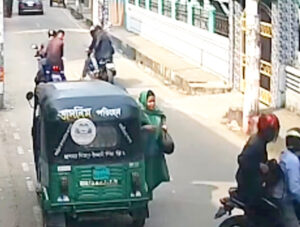 সিলেট নগরীর অভিজাত আবাসিক এলাকা হাউজিং এস্টেটে দিনে দুপুরে প্রকাশ্যে সিএনজিচালিত অটোরিকশা আটকে এক নারীর ব্যাগ ছিনতাইয়ের ঘটনার ৪৮ ঘন্টা পরও অভিযুক্ত কাউকে আটক করতে পারেনি পুলিশ। ছিনতাইয়ের ঘটনার একটি ভিডিও ইতোমধ্যে সামাজিক যোগাযোগমাধ্যমে ছড়িয়ে পড়ায় সিলেটজুড়ে আলোচনা চলছে। অবশ্য পুলিশ বলছে, অপরাধীদের ধরতে পুলিশের একটি টিম গঠন করা হয়েছে। টিমের নেতৃত্বে রয়েছেন সিলেট মেট্রোপলিটন পুলিশের একজন অতিরিক্ত উপকমিশনার। এই টিম ঘটনার ফুটেজ ও ছবিগুলো নিয়ে কাজ করছে। এর আগে গত সোমবার (২৩ ফেব্রুয়ারি) দুপুরে এ ঘটনা ঘটে। ভাইরাল হওয়া প্রায় ৩৭ সেকেন্ডের ভিডিওতে দেখা যায়, হাউজিং এস্টেটের ভেতরের গলিতে তিনটি মোটরসাইকেলে কয়েকজন যুবক একটি সিএনজিচালিত অটোরিকশার গতিরোধ করেন। এসময় তাদের একজন অটোরিকশার ভেতরে থাকা এক নারীর কাছ থেকে ব্যাগ টান দিয়ে নেওয়ার চেষ্টা করেন। এ সময় ওই নারী বাধা দেওয়ার চেষ্টা করলে ধস্তাধস্তির একপর্যায়ে ব্যাগটি ছিনিয়ে নেন। পাশে থাকা আরেক সহযোগীকে মোটরসাইকেল নিয়ে অপেক্ষা করতে দেখা যায়। পরে তারা দ্রুত এলাকা ত্যাগ করেন। ঘটনার সময় আশপাশে লোকজন চলাচল করলেও কেউ সরাসরি বাধা দিতে এগিয়ে আসতে দেখা যায়নি। পুরো ঘটনাটি সড়কের পাশের একটি ভবনের সিসিটিভি ফুটেজে ধরা পড়ে। জানা গেছে, এ ঘটনার ভুক্তভোগী নারী হাউজিং এস্টেট এলাকারই বাসিন্দা। এ ঘটনায় এখনও মামলা দায়ের হয়নি। তবে ভুক্তভোগীর চেকবইসহ গুরুত্বপূর্ণ জিনিসপত্র নিয়ে যাওয়ায় তিনি এয়ারপোর্ট থানায় একটি সাধারণ ডায়েরি করেছেন। বিমানবন্দর থানার ভারপ্রাপ্ত কর্মকর্তা (ওসি) শাহ মুবাশ্বির আলী বলেন, ‘ছিনতাইয়ের ঘটনায় এখন পর্যন্ত কাউকে আটক করা সম্ভব হয়নি। তবে ঘটনার সঙ্গে জড়িতদের আটক করতে একজন এডিসিকে প্রধান করে একটি টিম গঠন করা হয়েছে। এই টিম সিসিটিভি ফুটেজসহ বিভিন্ন আলামত বিশ্লেষণ করে কাজ করছে।’ তিনি আরও বলেন, ‘এ ঘটনায় এখনও মামলা দায়ের হয়নি। তবে ভুক্তভোগীর চেকবইসহ গুরুত্বপূর্ণ জিনিসপত্র এবং ১৫ হাজার টাকা নিয়ে যাওয়ায় একটি জিডি নেওয়া হয়েছে।’