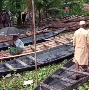 বর্ষায় জমে উঠেছে জগন্নাথপুরের নৌকার হাট, ক্রেতা-বিক্রেতাদের উপচে পড়া ভিড়