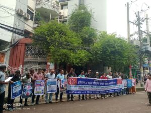 গ্রামীণফোনের সাবেক শ্রমিকদের পাওনা পরিশোধের দাবিতে চট্টগ্রামে মানববন্ধন