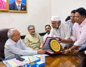 রুহুল কবির রিজভীকে বাংলাদেশ জাতীয়তাবাদী পল্লী চিকিৎসক এসোসিয়েশনের সম্মাননা ক্রেস্ট প্রদান