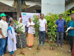সবুজ পরিবেশ গড়ার প্রত্যয়ে ও শিশুদের পুষ্টির চাহিদা পুরনে বিশ্বম্ভরপুরে ৪২০টি ফলজ ও ঔষধি গাছ বিতরণ অ্যাকশনএইড বাংলাদেশের সহায়তায় ভার্ড