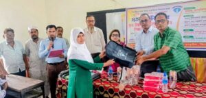 কেন মহসিন তালুকদারকে চেয়ারম্যান হিসেবে দেখতে চান পাইকুরাটির একাংশের ভোটার?
আল-মামুন খান, স্টাফ রিপোর্টার:

নির্বাচনের আনুষ্ঠানিক তফসিল ঘোষণার আগেই সম্ভাব্য প্রার্থীদের নিয়ে শুরু হয়েছে আলোচনা। সুনামগঞ্জের ধর্মপাশা উপজেলার ৩ নম্বর পাইকুরাটি ইউনিয়নেও এর ব্যতিক্রম নয়। আসন্ন ইউনিয়ন পরিষদ নির্বাচনকে সামনে রেখে চেয়ারম্যান পদে সম্ভাব্য প্রার্থী হিসেবে মো. মহসিন তালুকদারের নাম ঘিরে স্থানীয় ভোটারদের একটি অংশের মধ্যে আগ্রহ ও আলোচনা তৈরি হয়েছে।

কেন মহসিন তালুকদারকে চেয়ারম্যান হিসেবে দেখতে চাইছেন তারা? তার প্রতি এই আগ্রহের পেছনে কি রয়েছে দীর্ঘদিনের সামাজিক যোগাযোগ, মানুষের সঙ্গে কাজ করার অভিজ্ঞতা, নাকি ব্যক্তিগত গ্রহণযোগ্যতা?

স্থানীয় পর্যায়ে কথা বলে পাওয়া তথ্য ও সংশ্লিষ্টদের বক্তব্যে উঠে এসেছে কয়েকটি কারণ।

মানুষের সঙ্গে দীর্ঘদিনের যোগাযোগঃ
পাইকুরাটি ইউনিয়নের কয়েকজন বাসিন্দার সঙ্গে কথা বলে জানা যায়, মহসিন তালুকদার দীর্ঘদিন ধরে এলাকার বিভিন্ন শ্রেণি-পেশার মানুষের সঙ্গে যোগাযোগ রেখে চলেছেন। স্থানীয়দের ভাষ্য, তিনি সাধারণ মানুষের সঙ্গে সহজভাবে মিশতে পারেন এবং বিভিন্ন বয়স ও পেশার মানুষের সঙ্গে স্বাভাবিক সম্পর্ক বজায় রেখেছেন।

স্থানীয়দের একটি অংশ মনে করেন, জনপ্রতিনিধির অন্যতম গুরুত্বপূর্ণ বিষয় হলো সাধারণ মানুষের কাছে সহজে পৌঁছাতে পারা। তাদের দাবি, মহসিন তালুকদারের দীর্ঘদিনের সামাজিক যোগাযোগ তাকে সম্ভাব্য চেয়ারম্যান প্রার্থী হিসেবে আলোচনায় নিয়ে এসেছে।

মহসিন তালুকদার বাংলাদেশ পল্লী উন্নয়ন বোর্ডের আওতায় নিজ উপজেলায় চাকরি করেছেন বলে জানা গেছে। চাকরির সুবাদে এলাকার বিভিন্ন শ্রেণি-পেশার মানুষের সঙ্গে কাজ করার সুযোগ পেয়েছেন তিনি।

স্থানীয়দের ভাষ্য, বিশেষ করে দরিদ্র ও সুবিধাবঞ্চিত মানুষের সঙ্গে কাজ করার সময় তিনি এলাকার মানুষের বাস্তব সমস্যা ও প্রয়োজনের সঙ্গে পরিচিত হওয়ার সুযোগ পান। এ কারণে স্থানীয়দের একটি অংশ মনে করছেন, ইউনিয়ন পরিষদের দায়িত্ব পালনে তার চাকরিজীবনের অভিজ্ঞতা কাজে লাগতে পারে।

তবে তার এই অভিজ্ঞতা নির্বাচনে কতটা প্রভাব ফেলবে, সেটি নির্ভর করবে ভোটারদের চূড়ান্ত মূল্যায়নের ওপর।

পাইকুরাটি ইউনিয়নের বিভিন্ন এলাকার স্থানীয় বাসিন্দাদের সঙ্গে কথা বলে জানা যায়, মহসিন তালুকদারকে নিয়ে ইতোমধ্যে আলোচনা শুরু হয়েছে। কয়েকজন ভোটার জানান, দীর্ঘদিন ধরে এলাকায় পরিচিত মুখ হওয়া এবং সাধারণ মানুষের সঙ্গে যোগাযোগ রাখার বিষয়টি তাদের কাছে গুরুত্বপূর্ণ।

স্থানীয়দের একটি অংশের ভাষ্য, মহসিন তালুকদার চাকরিজীবনে এলাকার মানুষের সঙ্গে কাজ করেছেন। অবসরের পরও তিনি স্থানীয় মানুষের সঙ্গে যোগাযোগ রাখছেন। এ কারণে তাকে চেয়ারম্যান প্রার্থী হিসেবে দেখতে আগ্রহী তারা।

তবে মাঠপর্যায়ে এমন মতও রয়েছে যে, শুধু ব্যক্তিগত পরিচিতি বা সামাজিক যোগাযোগ নয়—নির্বাচনের সময় একজন প্রার্থীর পরিকল্পনা, নেতৃত্বের সক্ষমতা, মানুষের কাছে জবাবদিহিতা এবং ইউনিয়নের বাস্তব সমস্যাগুলো সমাধানের বিষয়ে তার অবস্থানও ভোটাররা বিবেচনা করবেন।

পাইকুরাটি ইউনিয়নের ভাটগাও গ্রামের কামাল হোসেন বলেন, “মহসিন তালুকদারকে আমরা দীর্ঘদিন ধরে চিনি। তিনি মানুষের সঙ্গে মিশতে পারেন। তবে আমরা চাই, নির্বাচনের আগে তিনি ইউনিয়নের উন্নয়ন নিয়ে তার পরিকল্পনা স্পষ্টভাবে তুলে ধরুন"।

সুনই গ্রামের দেলোয়ার হোসেন বলেন, মহসিন তালুকদারের কোন গুণ বা কর্মকাণ্ডের কারণে জনগণ তাকে পছন্দ করেন এবং চেয়ারম্যান হলে তার কাছে জনগণের কী প্রত্যাশা সেটা আমরা তাকে ভোট দিয়ে বিজয়ী হওয়ার পরই দৃশ্যমান হবে।

সম্ভাব্য প্রার্থিতা নিয়ে মো. মহসিন তালুকদারের সঙ্গে কথা হলে তিনি বলেন, “জনগণের চাওয়াই আমার চাওয়া। জনগণ যেহেতু বিভিন্ন সময়ে আমাকে চেয়ারম্যান হিসেবে দেখতে আগ্রহ প্রকাশ করছেন, আমিও জনগণের প্রত্যাশাকে গুরুত্ব দিয়ে চেয়ারম্যান পদে নির্বাচন করতে চাই।”

তিনি আরও বলেন, “আমি যদি চেয়ারম্যান নির্বাচিত হতে পারি, তাহলে জনগণের সর্বোচ্চ সেবা নিশ্চিত করার চেষ্টা করব। পাইকুরাটি ইউনিয়নকে একটি আধুনিক, স্মার্ট, মাদক ও জুয়ামুক্ত ইউনিয়ন হিসেবে গড়ে তুলতে কাজ করতে চাই, ইনশাআল্লাহ।”

তার বক্তব্যে উন্নয়ন কর্মকাণ্ডের পাশাপাশি মাদক ও জুয়ার বিরুদ্ধে কাজ করার বিষয়টিও গুরুত্ব পেয়েছে।

স্থানীয়দের সঙ্গে কথা বলে বোঝা যায়, পাইকুরাটি ইউনিয়নে সম্ভাব্য চেয়ারম্যান প্রার্থীদের নিয়ে প্রাথমিক আলোচনা শুরু হলেও নির্বাচনী মাঠ এখনো পুরোপুরি দৃশ্যমান হয়নি। ফলে বর্তমানে কোনো প্রার্থীর জনসমর্থন সম্পর্কে চূড়ান্ত সিদ্ধান্তে পৌঁছানোর সুযোগ নেই।

মহসিন তালুকদারের ক্ষেত্রে তার দীর্ঘদিনের সামাজিক যোগাযোগ ও চাকরিজীবনের অভিজ্ঞতার বিষয়টি স্থানীয়দের আলোচনায় থাকলেও নির্বাচনের সময় অন্যান্য প্রার্থীদের অবস্থান, স্থানীয় রাজনৈতিক ও সামাজিক সমীকরণ এবং ভোটারদের প্রত্যাশা পরিস্থিতিকে ভিন্ন দিকে নিতে পারে।

পাইকুরাটি ইউনিয়নে চেয়ারম্যান পদে মো. মহসিন তালুকদারের সম্ভাব্য প্রার্থিতা নিয়ে স্থানীয়দের একটি অংশের আগ্রহ আপাতত আলোচনার পর্যায়ে রয়েছে। তার প্রতি এই আগ্রহ নির্বাচনী মাঠে কতটা বিস্তৃত হয়, তা নির্ভর করবে সময়ের সঙ্গে তার প্রচারণা, স্থানীয় মানুষের সঙ্গে যোগাযোগ এবং অন্য সম্ভাব্য প্রার্থীদের অবস্থানের ওপর।

শেষ পর্যন্ত কারও ব্যক্তিগত জনপ্রিয়তার দাবি নয়, ভোটকেন্দ্রে ভোটারদের প্রকৃত সিদ্ধান্তই নির্ধারণ করবে পাইকুরাটি ইউনিয়নের পরবর্তী চেয়ারম্যান কে হবেন।