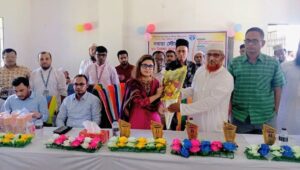 কেন মহসিন তালুকদারকে চেয়ারম্যান হিসেবে দেখতে চান পাইকুরাটির একাংশের ভোটার?
আল-মামুন খান, স্টাফ রিপোর্টার:

নির্বাচনের আনুষ্ঠানিক তফসিল ঘোষণার আগেই সম্ভাব্য প্রার্থীদের নিয়ে শুরু হয়েছে আলোচনা। সুনামগঞ্জের ধর্মপাশা উপজেলার ৩ নম্বর পাইকুরাটি ইউনিয়নেও এর ব্যতিক্রম নয়। আসন্ন ইউনিয়ন পরিষদ নির্বাচনকে সামনে রেখে চেয়ারম্যান পদে সম্ভাব্য প্রার্থী হিসেবে মো. মহসিন তালুকদারের নাম ঘিরে স্থানীয় ভোটারদের একটি অংশের মধ্যে আগ্রহ ও আলোচনা তৈরি হয়েছে।

কেন মহসিন তালুকদারকে চেয়ারম্যান হিসেবে দেখতে চাইছেন তারা? তার প্রতি এই আগ্রহের পেছনে কি রয়েছে দীর্ঘদিনের সামাজিক যোগাযোগ, মানুষের সঙ্গে কাজ করার অভিজ্ঞতা, নাকি ব্যক্তিগত গ্রহণযোগ্যতা?

স্থানীয় পর্যায়ে কথা বলে পাওয়া তথ্য ও সংশ্লিষ্টদের বক্তব্যে উঠে এসেছে কয়েকটি কারণ।

মানুষের সঙ্গে দীর্ঘদিনের যোগাযোগঃ
পাইকুরাটি ইউনিয়নের কয়েকজন বাসিন্দার সঙ্গে কথা বলে জানা যায়, মহসিন তালুকদার দীর্ঘদিন ধরে এলাকার বিভিন্ন শ্রেণি-পেশার মানুষের সঙ্গে যোগাযোগ রেখে চলেছেন। স্থানীয়দের ভাষ্য, তিনি সাধারণ মানুষের সঙ্গে সহজভাবে মিশতে পারেন এবং বিভিন্ন বয়স ও পেশার মানুষের সঙ্গে স্বাভাবিক সম্পর্ক বজায় রেখেছেন।

স্থানীয়দের একটি অংশ মনে করেন, জনপ্রতিনিধির অন্যতম গুরুত্বপূর্ণ বিষয় হলো সাধারণ মানুষের কাছে সহজে পৌঁছাতে পারা। তাদের দাবি, মহসিন তালুকদারের দীর্ঘদিনের সামাজিক যোগাযোগ তাকে সম্ভাব্য চেয়ারম্যান প্রার্থী হিসেবে আলোচনায় নিয়ে এসেছে।

মহসিন তালুকদার বাংলাদেশ পল্লী উন্নয়ন বোর্ডের আওতায় নিজ উপজেলায় চাকরি করেছেন বলে জানা গেছে। চাকরির সুবাদে এলাকার বিভিন্ন শ্রেণি-পেশার মানুষের সঙ্গে কাজ করার সুযোগ পেয়েছেন তিনি।

স্থানীয়দের ভাষ্য, বিশেষ করে দরিদ্র ও সুবিধাবঞ্চিত মানুষের সঙ্গে কাজ করার সময় তিনি এলাকার মানুষের বাস্তব সমস্যা ও প্রয়োজনের সঙ্গে পরিচিত হওয়ার সুযোগ পান। এ কারণে স্থানীয়দের একটি অংশ মনে করছেন, ইউনিয়ন পরিষদের দায়িত্ব পালনে তার চাকরিজীবনের অভিজ্ঞতা কাজে লাগতে পারে।

তবে তার এই অভিজ্ঞতা নির্বাচনে কতটা প্রভাব ফেলবে, সেটি নির্ভর করবে ভোটারদের চূড়ান্ত মূল্যায়নের ওপর।

পাইকুরাটি ইউনিয়নের বিভিন্ন এলাকার স্থানীয় বাসিন্দাদের সঙ্গে কথা বলে জানা যায়, মহসিন তালুকদারকে নিয়ে ইতোমধ্যে আলোচনা শুরু হয়েছে। কয়েকজন ভোটার জানান, দীর্ঘদিন ধরে এলাকায় পরিচিত মুখ হওয়া এবং সাধারণ মানুষের সঙ্গে যোগাযোগ রাখার বিষয়টি তাদের কাছে গুরুত্বপূর্ণ।

স্থানীয়দের একটি অংশের ভাষ্য, মহসিন তালুকদার চাকরিজীবনে এলাকার মানুষের সঙ্গে কাজ করেছেন। অবসরের পরও তিনি স্থানীয় মানুষের সঙ্গে যোগাযোগ রাখছেন। এ কারণে তাকে চেয়ারম্যান প্রার্থী হিসেবে দেখতে আগ্রহী তারা।

তবে মাঠপর্যায়ে এমন মতও রয়েছে যে, শুধু ব্যক্তিগত পরিচিতি বা সামাজিক যোগাযোগ নয়—নির্বাচনের সময় একজন প্রার্থীর পরিকল্পনা, নেতৃত্বের সক্ষমতা, মানুষের কাছে জবাবদিহিতা এবং ইউনিয়নের বাস্তব সমস্যাগুলো সমাধানের বিষয়ে তার অবস্থানও ভোটাররা বিবেচনা করবেন।

পাইকুরাটি ইউনিয়নের ভাটগাও গ্রামের কামাল হোসেন বলেন, “মহসিন তালুকদারকে আমরা দীর্ঘদিন ধরে চিনি। তিনি মানুষের সঙ্গে মিশতে পারেন। তবে আমরা চাই, নির্বাচনের আগে তিনি ইউনিয়নের উন্নয়ন নিয়ে তার পরিকল্পনা স্পষ্টভাবে তুলে ধরুন"।

সুনই গ্রামের দেলোয়ার হোসেন বলেন, মহসিন তালুকদারের কোন গুণ বা কর্মকাণ্ডের কারণে জনগণ তাকে পছন্দ করেন এবং চেয়ারম্যান হলে তার কাছে জনগণের কী প্রত্যাশা সেটা আমরা তাকে ভোট দিয়ে বিজয়ী হওয়ার পরই দৃশ্যমান হবে।

সম্ভাব্য প্রার্থিতা নিয়ে মো. মহসিন তালুকদারের সঙ্গে কথা হলে তিনি বলেন, “জনগণের চাওয়াই আমার চাওয়া। জনগণ যেহেতু বিভিন্ন সময়ে আমাকে চেয়ারম্যান হিসেবে দেখতে আগ্রহ প্রকাশ করছেন, আমিও জনগণের প্রত্যাশাকে গুরুত্ব দিয়ে চেয়ারম্যান পদে নির্বাচন করতে চাই।”

তিনি আরও বলেন, “আমি যদি চেয়ারম্যান নির্বাচিত হতে পারি, তাহলে জনগণের সর্বোচ্চ সেবা নিশ্চিত করার চেষ্টা করব। পাইকুরাটি ইউনিয়নকে একটি আধুনিক, স্মার্ট, মাদক ও জুয়ামুক্ত ইউনিয়ন হিসেবে গড়ে তুলতে কাজ করতে চাই, ইনশাআল্লাহ।”

তার বক্তব্যে উন্নয়ন কর্মকাণ্ডের পাশাপাশি মাদক ও জুয়ার বিরুদ্ধে কাজ করার বিষয়টিও গুরুত্ব পেয়েছে।

স্থানীয়দের সঙ্গে কথা বলে বোঝা যায়, পাইকুরাটি ইউনিয়নে সম্ভাব্য চেয়ারম্যান প্রার্থীদের নিয়ে প্রাথমিক আলোচনা শুরু হলেও নির্বাচনী মাঠ এখনো পুরোপুরি দৃশ্যমান হয়নি। ফলে বর্তমানে কোনো প্রার্থীর জনসমর্থন সম্পর্কে চূড়ান্ত সিদ্ধান্তে পৌঁছানোর সুযোগ নেই।

মহসিন তালুকদারের ক্ষেত্রে তার দীর্ঘদিনের সামাজিক যোগাযোগ ও চাকরিজীবনের অভিজ্ঞতার বিষয়টি স্থানীয়দের আলোচনায় থাকলেও নির্বাচনের সময় অন্যান্য প্রার্থীদের অবস্থান, স্থানীয় রাজনৈতিক ও সামাজিক সমীকরণ এবং ভোটারদের প্রত্যাশা পরিস্থিতিকে ভিন্ন দিকে নিতে পারে।

পাইকুরাটি ইউনিয়নে চেয়ারম্যান পদে মো. মহসিন তালুকদারের সম্ভাব্য প্রার্থিতা নিয়ে স্থানীয়দের একটি অংশের আগ্রহ আপাতত আলোচনার পর্যায়ে রয়েছে। তার প্রতি এই আগ্রহ নির্বাচনী মাঠে কতটা বিস্তৃত হয়, তা নির্ভর করবে সময়ের সঙ্গে তার প্রচারণা, স্থানীয় মানুষের সঙ্গে যোগাযোগ এবং অন্য সম্ভাব্য প্রার্থীদের অবস্থানের ওপর।

শেষ পর্যন্ত কারও ব্যক্তিগত জনপ্রিয়তার দাবি নয়, ভোটকেন্দ্রে ভোটারদের প্রকৃত সিদ্ধান্তই নির্ধারণ করবে পাইকুরাটি ইউনিয়নের পরবর্তী চেয়ারম্যান কে হবেন।